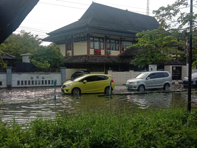 Banjir Rob Menggenangi Sebagian Jalan Madukoro dan Perumahan Semarang Indah