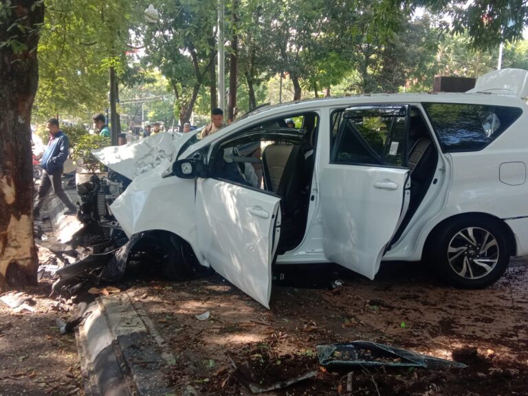 Diduga Pengemudi Mengalami Vertigo, Mengakibatkan Mobil Menabrak Anak Sekolah dan Pengendara Motor