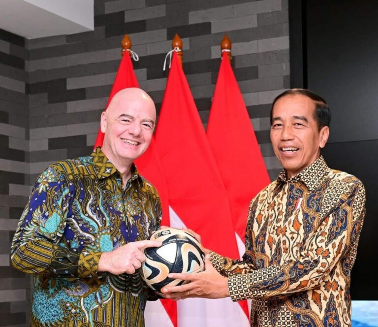Jokowi beri Bintang Jasa ke Presiden FIFA Giovanni Vincenzo Infantino