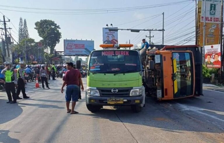 Sopir Truk Dump Muat Pasir Diduga Ngantuk Hindari Sepeda Motor dan Terguling
