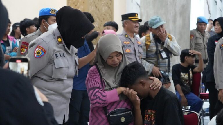Momen Haru Orang Tua Datangi Polda Jateng, Jemput Anak yang Terlibat Aksi Anarkis