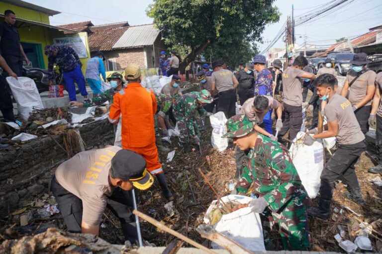 Dandim Kendal bersama Forkopimda Turun Langsung dalam Aksi Bersih Sungai Kali Aji Pasca Banjir di  Kendal