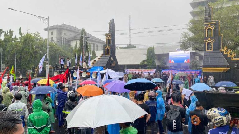 Polrestabes Semarang Kawal Aksi Buruh di Tengah Hujan dengan Humanis dan Sigap
