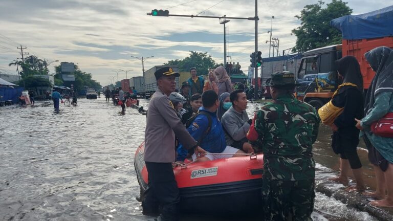 Akibat Dampak Banjir Polsek Genuk Terjunkan Personel Bantu Warga dan Lakukan Rekayasa Lalu Lintas
