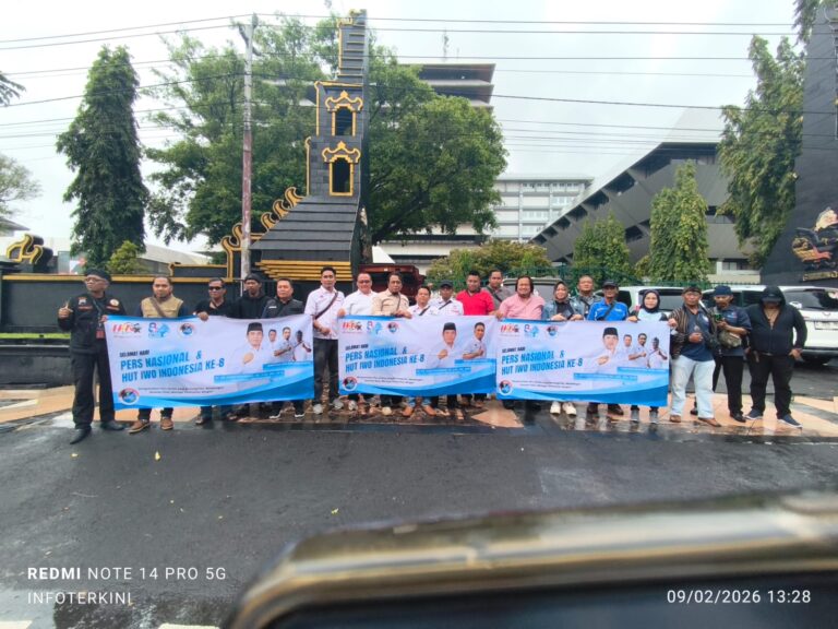 Double Momentum! Rayakan HPN dan HUT ke-8 IWOI, Ratusan Nasi Bungkus Dibagikan di Jalan Pahlawan Semarang