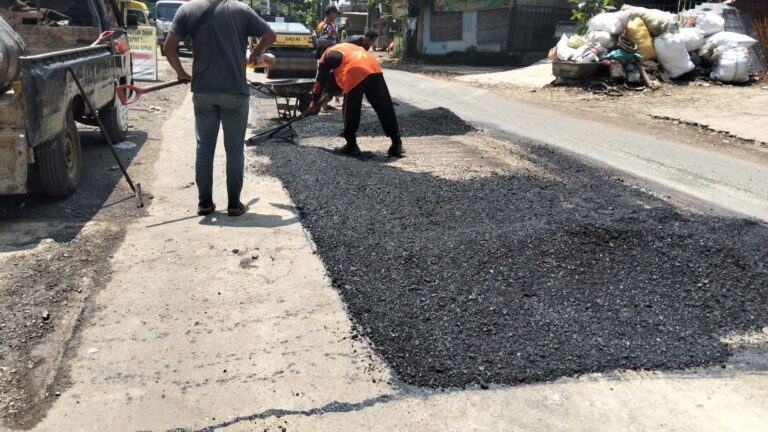 PT Praba Mas Hill Didorong Gercep Perbaiki Jalan Kalipancur hingga Lampu Merah, Demi Kenyamanan Pengguna Jalan