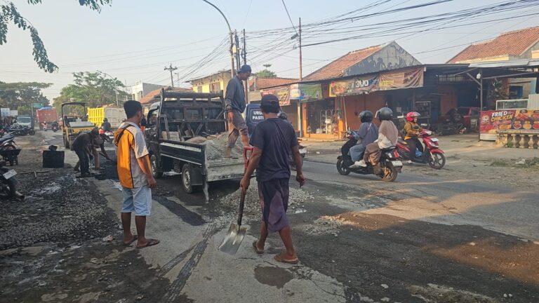PT Praba Mas Hill Komitmen melakukan pengaspalan di sepanjang jalan candi Penataran raya kalipancur Semarang