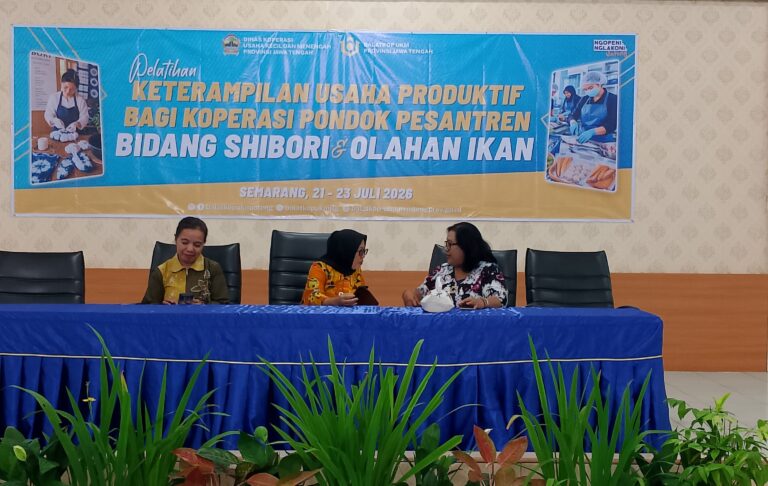 Dukung Visi Jateng Maju dan Berkelanjutan, Dinkop UKM Gelar Pelatihan Usaha Produktif Shibori dan Olahan Ikan Bagi Koperasi Pesantren