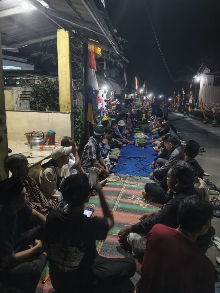 Ungkapan trimakasih kepada kepala desa cibuyur, warga mengelar makan bersama
